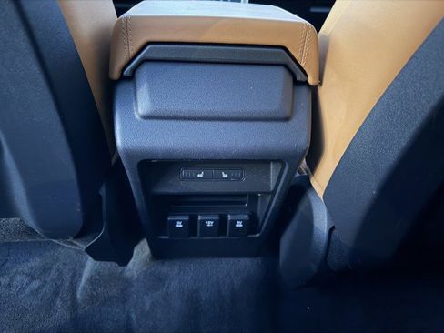 Used 2018 Land Rover Discovery Sport HSE Luxury image 15