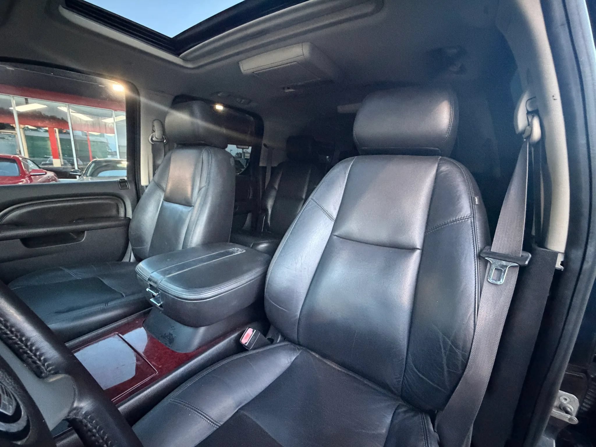 Used 2011 Cadillac Escalade ESV Luxury AWD/4WD image 10