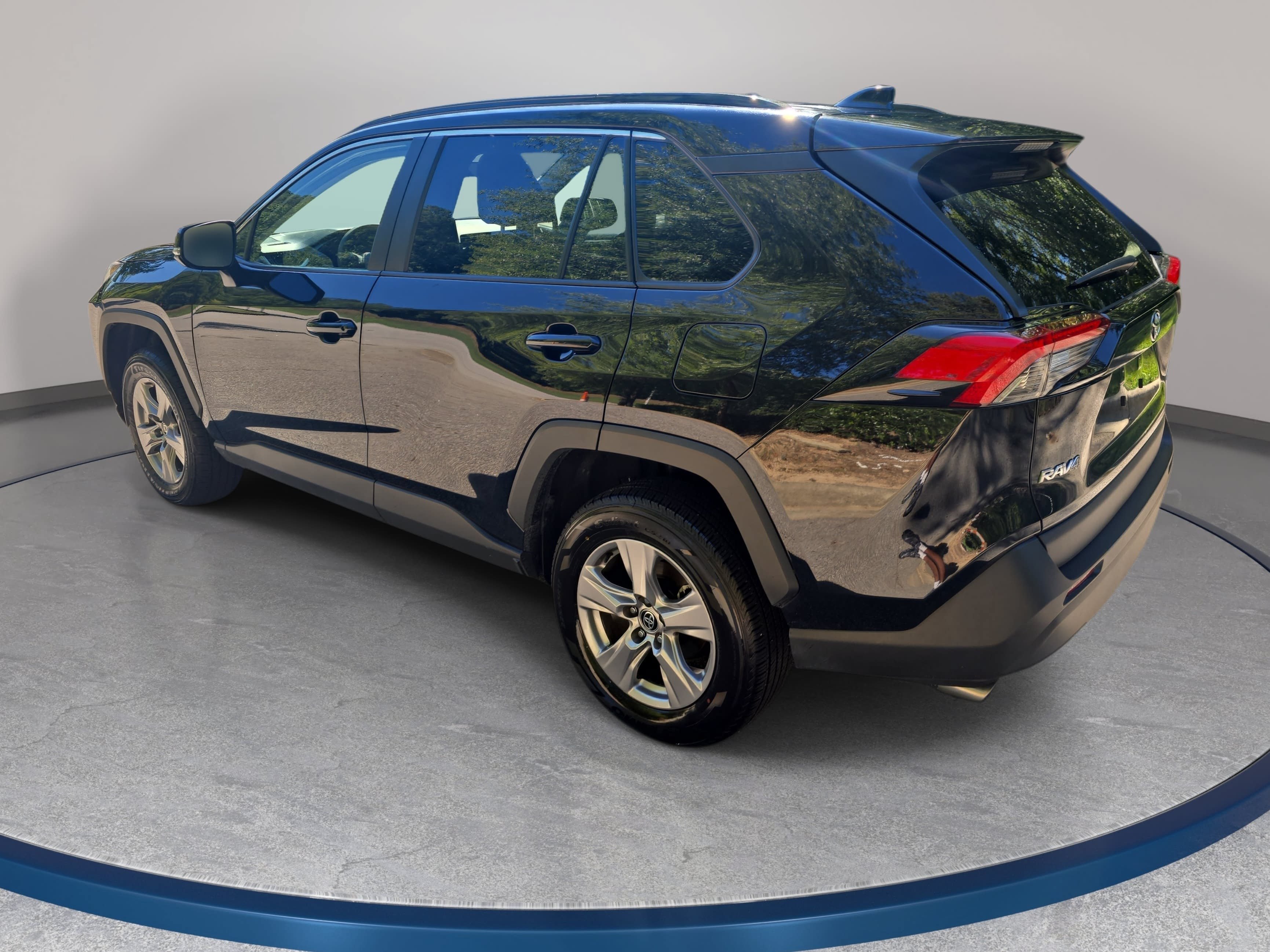 Used 2025 Toyota RAV4 XLE FWD image 7
