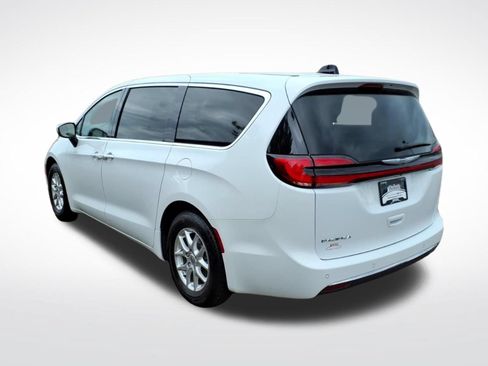 Used 2023 Chrysler Pacifica Touring-L FWD image 3