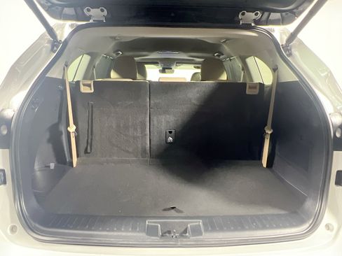 Used 2024 Toyota Highlander XLE FWD image 33