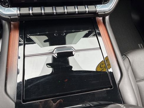 Used 2025 GMC Yukon Denali image 13