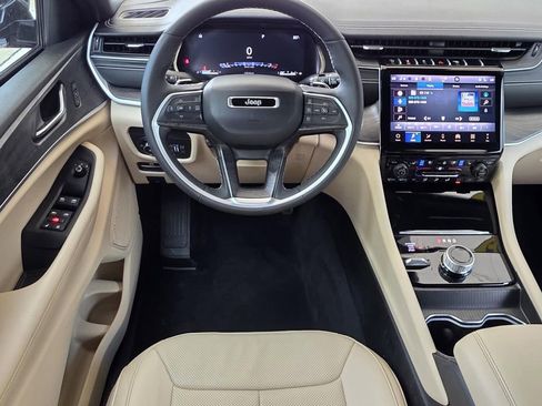 Used 2025 Jeep Grand Cherokee Limited w/ Luxury Tech Group II image 13