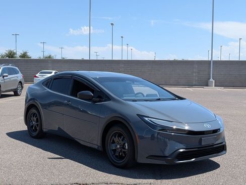 Used 2023 Toyota Prius LE FWD image 3