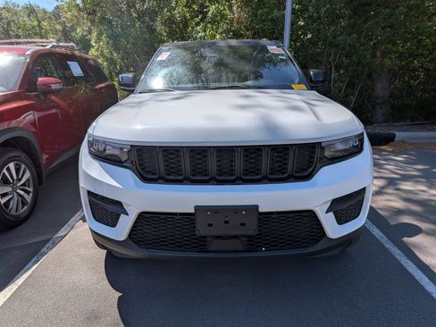 Used 2022 Jeep Grand Cherokee Altitude AWD/4WD image 6