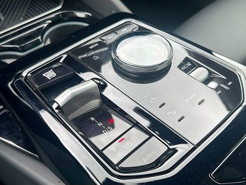 Used 2025 BMW 530i xDrive image 18