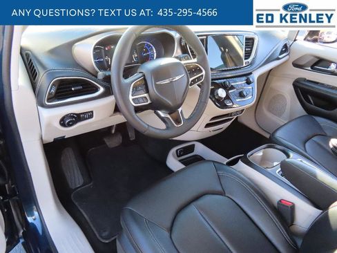 Used 2024 Chrysler Pacifica Limited FWD image 4