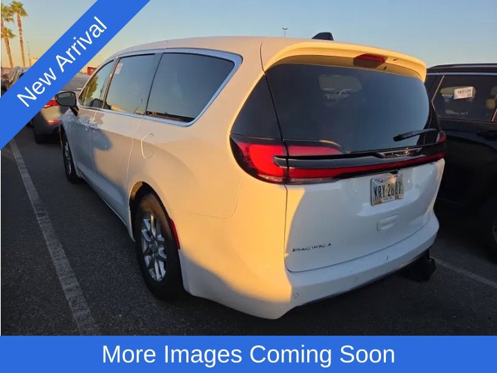 Used 2027 Chrysler Pacifica Select FWD image 4