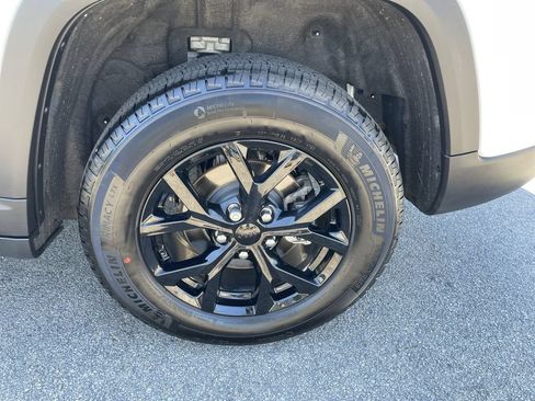 Used 2026 Jeep Grand Cherokee Altitude AWD/4WD image 10