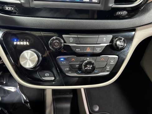 Used 2020 Chrysler Voyager LX FWD image 21