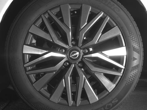 Used 2025 Nissan Altima 2.5 SV FWD image 14