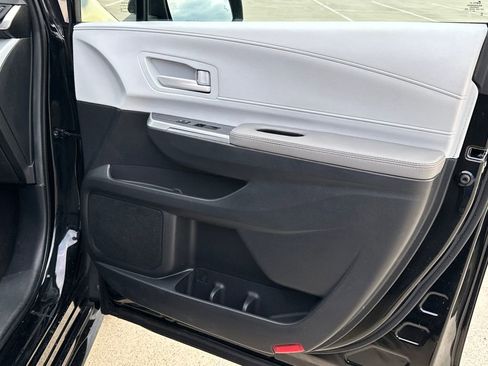 Used 2025 Toyota Sienna LE FWD image 12