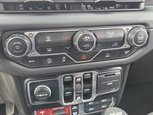 Used 2024 Jeep Wrangler Unlimited Rubicon AWD/4WD image 27