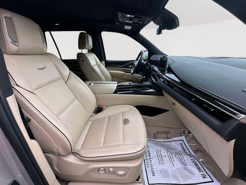 Used 2024 Cadillac Escalade Premium Luxury AWD/4WD image 29