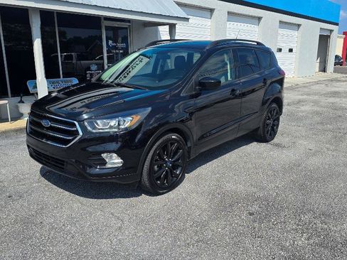 Used 2019 Ford Escape SE FWD image 2