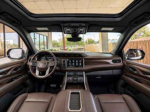 Used 2021 GMC Yukon Denali w/ Denali Premium Package AWD/4WD image 2