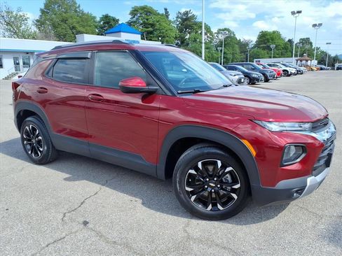 Used 2022 Chevrolet TrailBlazer LT w/ Convenience Package FWD image 2