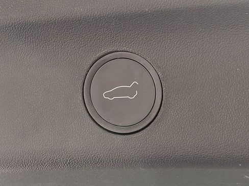 Used 2022 Tesla Model Y Long Range AWD/4WD image 32