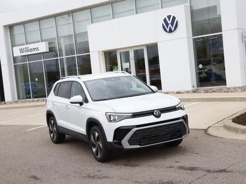 Used 2025 Volkswagen Taos SE AWD/4WD image 1