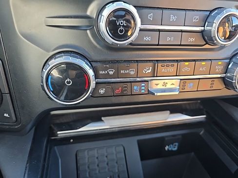 Used 2023 Ford F250 Platinum w/ FX4 Off-Road Package AWD/4WD image 22