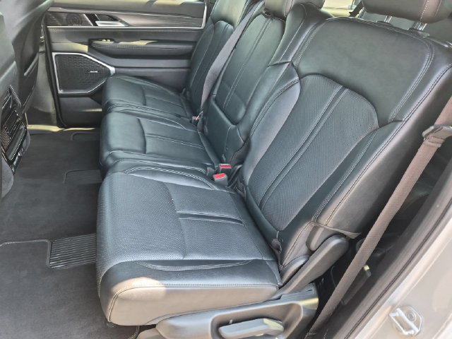 Used 2024 Jeep Wagoneer L Series II w/ Flexible Seating Group AWD/4WD image 18