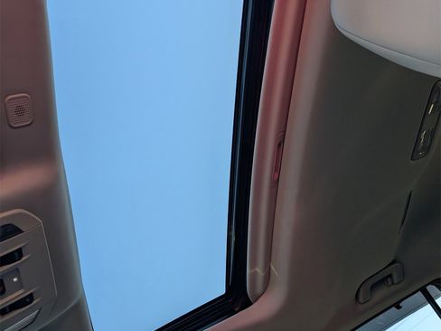 Used 2024 Toyota Highlander XLE image 17