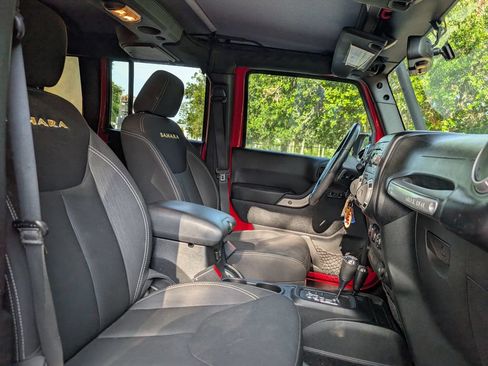 Used 2015 Jeep Wrangler Unlimited Sahara w/ Connectivity Group AWD/4WD image 15