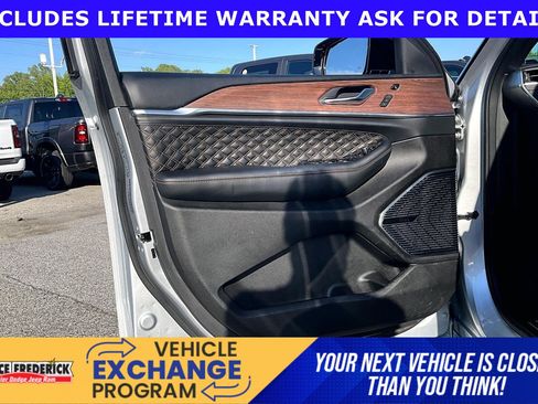 Used 2023 Jeep Grand Cherokee Summit AWD/4WD image 20