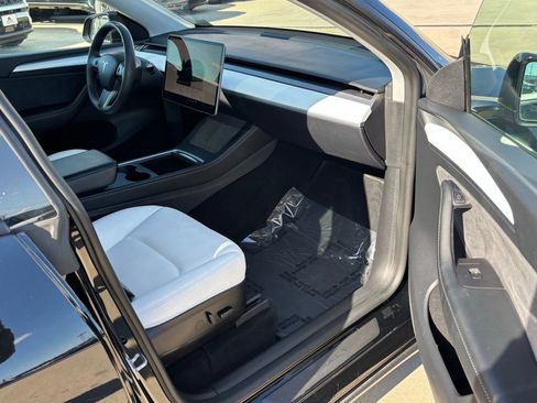 Used 2022 Tesla Model Y Long Range image 30