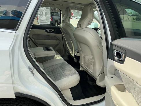 Used 2022 Volvo XC60 B5 Momentum image 14