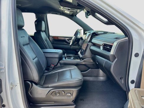Used 2025 GMC Yukon Denali RWD image 30