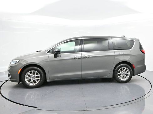 Used 2025 Chrysler Pacifica Select FWD image 4
