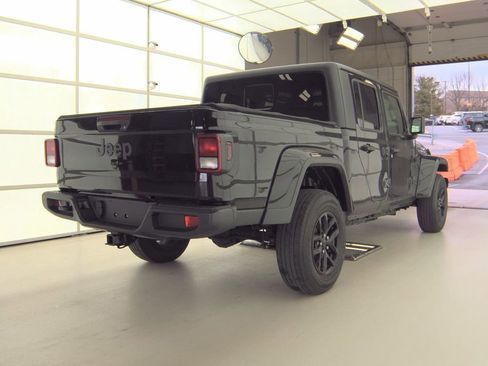 Used 2022 Jeep Gladiator Sport image 2