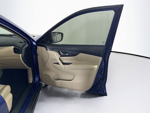 Used 2018 Nissan Rogue SV image 31