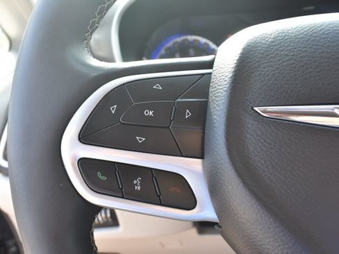 Used 2024 Chrysler Pacifica Touring-L FWD image 21