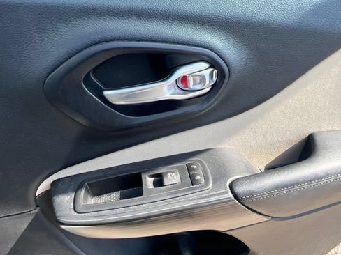 Used 2015 Jeep Cherokee Latitude FWD image 31