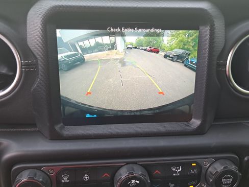 Used 2022 Jeep Wrangler Unlimited Sahara w/ Cold Weather Group AWD/4WD image 21