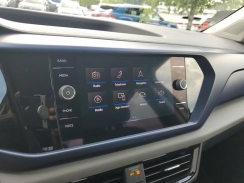 Used 2023 Volkswagen Taos SE w/ Panoramic Sunroof Package FWD image 25