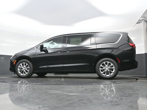 New 2027 Chrysler Pacifica Select AWD/4WD image 16