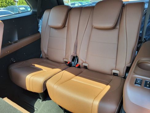 Used 2025 Mercedes-Benz GLS 450 4MATIC image 5