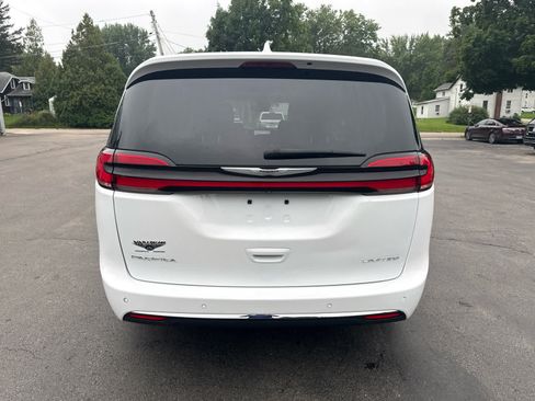 Used 2022 Chrysler Pacifica Limited FWD image 4