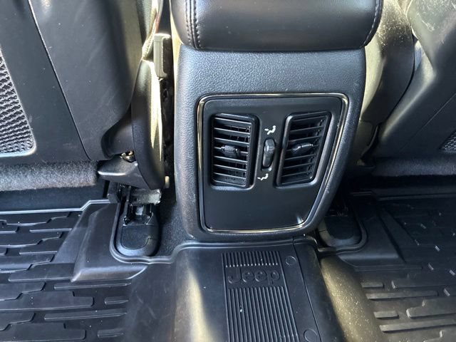 Used 2020 Jeep Grand Cherokee Laredo AWD/4WD image 17
