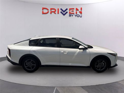 Used 2025 Kia K4 FWD image 3