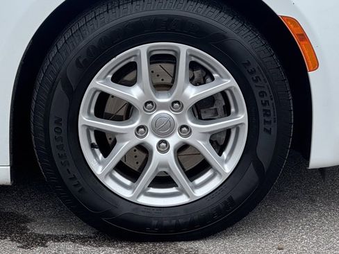 Used 2020 Chrysler Pacifica Touring-L image 4