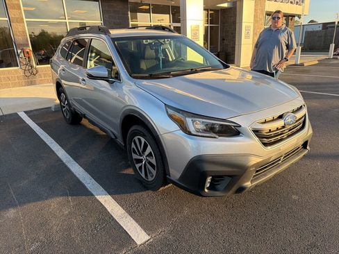 Used 2020 Subaru Outback Premium image 4