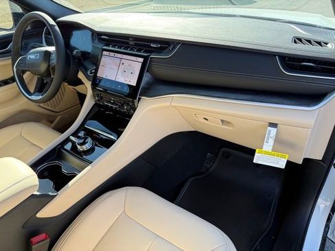 New 2025 Jeep Grand Cherokee Limited image 15