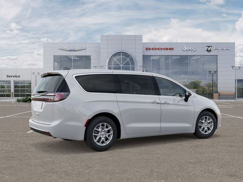 New 2026 Chrysler Pacifica Select image 5