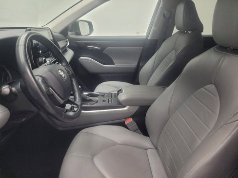 Used 2020 Toyota Highlander XLE AWD/4WD image 17