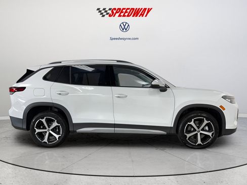 New 2025 Volkswagen Tiguan SE image 8
