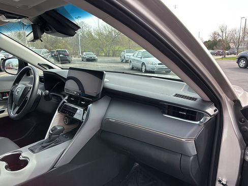 Used 2023 Toyota Venza Limited image 25